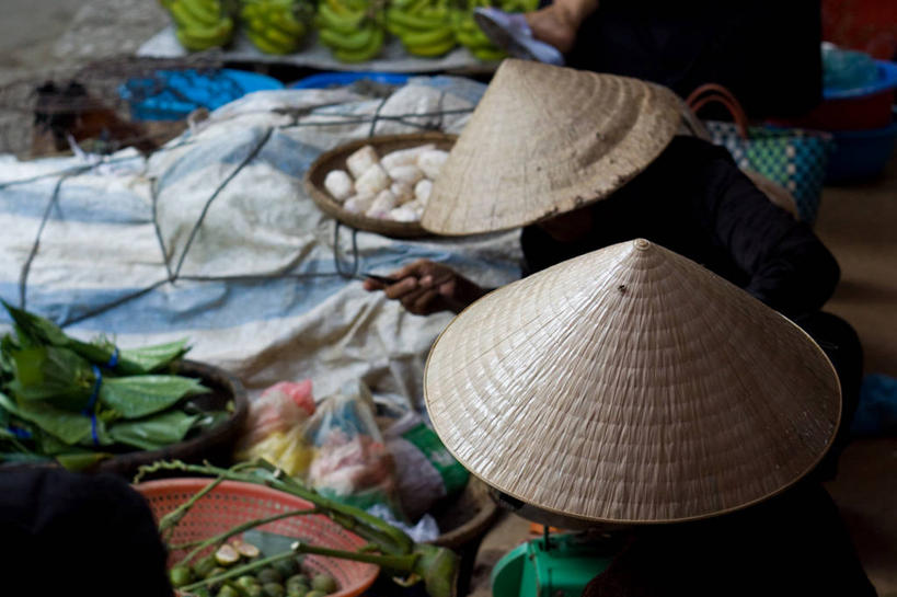 两个人,坐,横图,俯视,室外,白天,商务,蔬菜,越南,篮子,市场,饮食,零售,摄影,清新,贩卖,健康食物,会安,彩图,高角度拍摄