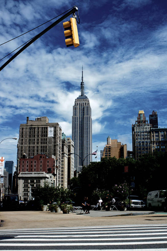 竖图,室外,白天,城市,建筑,街道,美国,红绿灯,天空,摄影,帝国大厦,斑马线,彩图