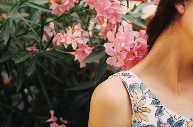 儿童,一个人,站,横图,室外,特写,白天,裙子,纯洁,仅一个女性,仅一个人,连衣裙,首都,花,小孩,粉色,仅一个小孩,可爱,童年,童趣,摄影,脆弱,清新,童真,烂漫,无邪,第比利斯,天真,女孩,女人,女性,孩子,彩图,女生