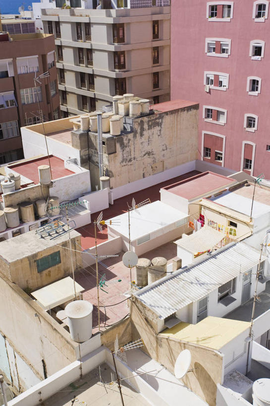 无人,竖图,俯视,室外,白天,通讯,建筑,西班牙,水塔,屋顶,摄影,宁静,卫星天线,大西洋群岛,彩图,高角度拍摄