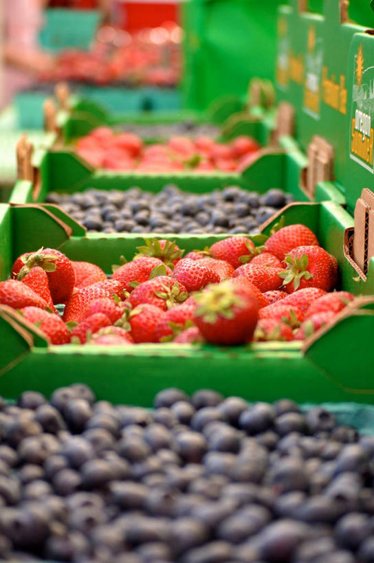 无人,竖图,室外,白天,购物,消费,草莓,浆果,蓝莓,水果,美国,一排,丰富,整齐,集市,市场,饮食,排列,容器,零售,金融,摄影,队列,清新,选择,选购,贸易,俄勒冈州,彩图