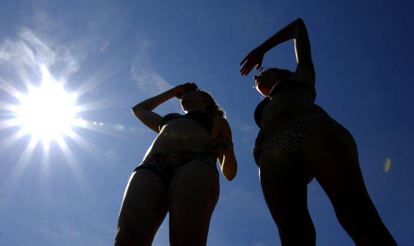 成年人,一个人,两个人,站,横图,室外,白天,仰视,友谊,太阳,奥地利,仅一个年轻女性,仅一个女性,仅一个人,休闲装,遮,遮掩,摄影,观看,掩盖,遮挡,剪影,遮盖,掩饰,布尔根兰州,年轻女性,女人,女性,年轻人,彩图,低角度拍摄