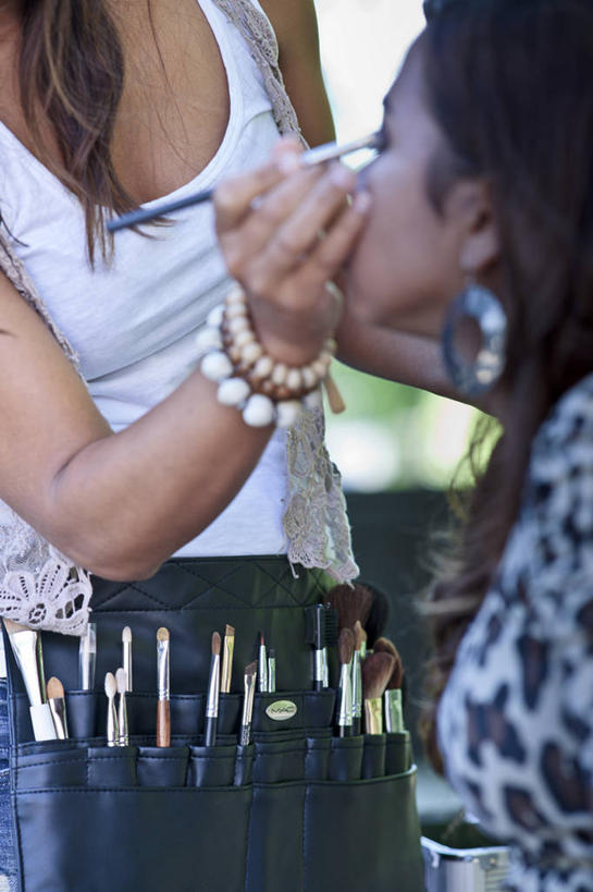 成年人,一个人,两个人,竖图,室外,特写,白天,化妆,时尚,西班牙,仅一个年轻女性,仅一个女性,仅一个人,准备,化妆刷,眼影,摄影,部分,化妆师,时装模特,美化,技能,年轻女性,女人,女性,年轻人,彩图,美人,改进