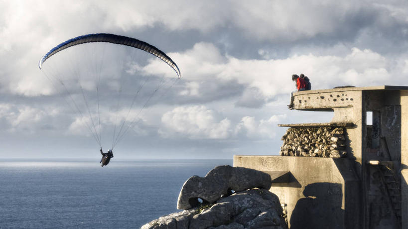 两个人,坐,横图,室外,白天,风险,海洋,降落伞,西班牙,水平线,云,半空,休闲装,极限运动,天空,摄影,冒险,岩石,彩图