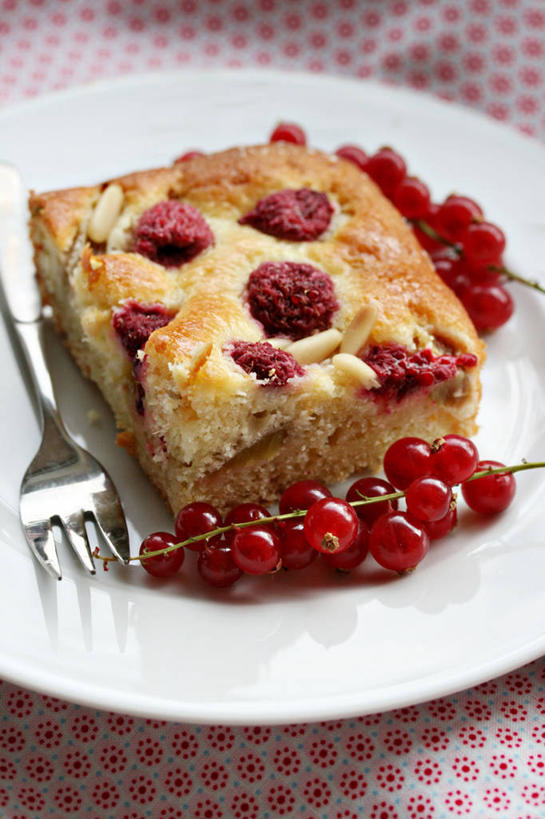 点心,无人,竖图,室内,白天,水果,德国,叉,食品,甜点,甜品,松子,松子仁,饮食,食物,糕点,盘子,甜食,覆盆子,摄影,松仁,清新,红醋栗,大黄,松籽仁,彩图,蛋糕