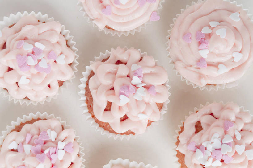 无人,横图,俯视,白色背景,粉色,摄影,糖衣,纸托蛋糕,心型,彩图,高角度拍摄,影棚拍摄