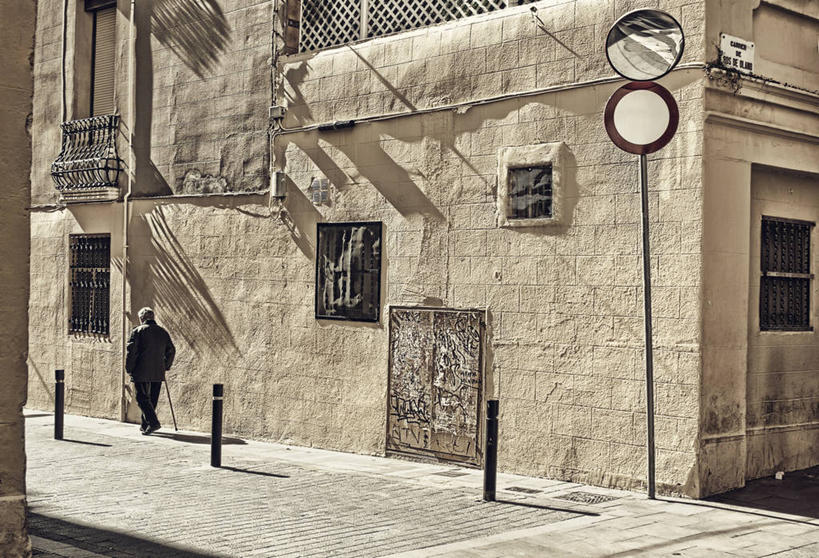 成年人,一个人,横图,室外,白天,阳台,建筑,街道,西班牙,巴塞罗那,仅一个男性,阴影,房屋,墙,摄影,系船柱,步行,彩图,巴塞罗那省