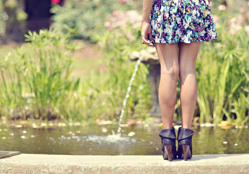 儿童,一个人,站,横图,室外,白天,高跟鞋,纯洁,寂寞,水,喷泉,美国,仅一个女性,仅一个人,靴子,草,小孩,背面,仅一个小孩,可爱,童年,童趣,摄影,北美,北美洲,美洲,童真,烂漫,无邪,迷你裙,北卡罗来纳州,北亚美利加洲,亚美利加洲,北卡罗来纳,焦油脚根之州,黑油鞋根之州,老北州,罗利,天真,女孩,女人,女性,孩子,彩图,美利坚合众国,女生,独处