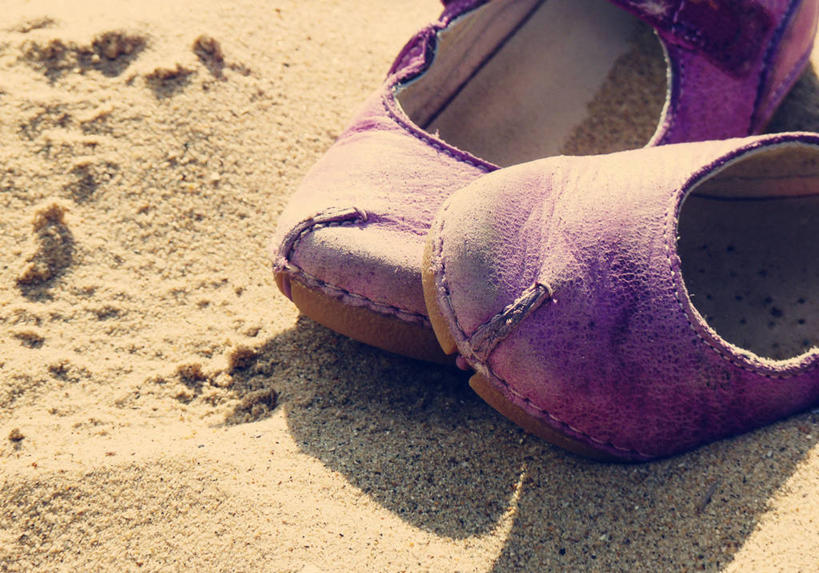 无人,横图,室外,特写,白天,鞋子,英国,废弃,阴影,沙子,一对,紫色,摄影,报废,废物,简单,丢弃,放弃,抛弃,摈弃,海滩,彩图,屏弃,摈斥,摒除