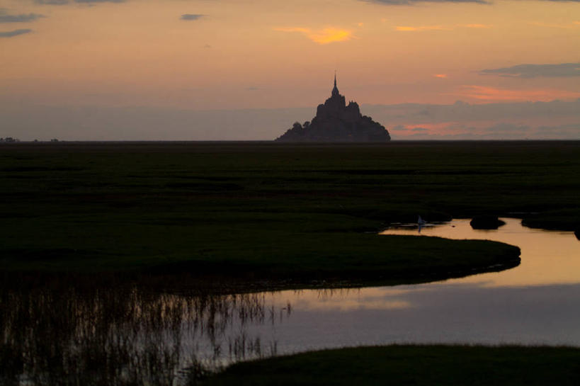无人,横图,室外,河流,日落,水,建筑,法国,反射,地形,云,历史,天空,摄影,宁静,剪影,法国文化,圣米歇尔山,诺曼底,彩图