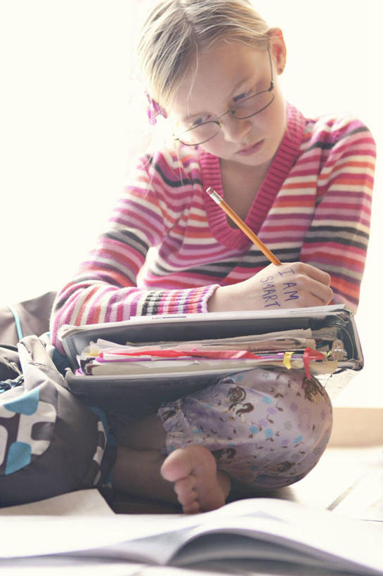 儿童,头发,一个人,坐,竖图,室内,白天,纯洁,美国,仅一个女性,仅一个人,学习,眼镜,注视,休闲装,小孩,铅笔,观察,看,仅一个小孩,金色,可爱,童年,童趣,摄影,观看,察看,专心,知识,关注,童真,烂漫,无邪,犹他,奥格登,天真,女孩,女人,女性,孩子,书,彩图,女生