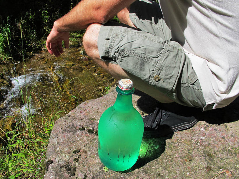 成年人,一个人,蹲,横图,室外,白天,意大利,仅一个男性,仅一个人,阴影,休闲装,草,仅一个年轻男性,绿色,小溪,瓶子,放松,摄影,贝加莫,男人,男性,年轻男性,年轻人,岩石,彩图