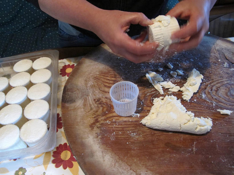 手,一个人,横图,室内,特写,意大利,准备,木制,饮食,摄影,部分,清新,一次性杯子,山羊乳酪,意大利文化,健康食物,贝加莫,彩图