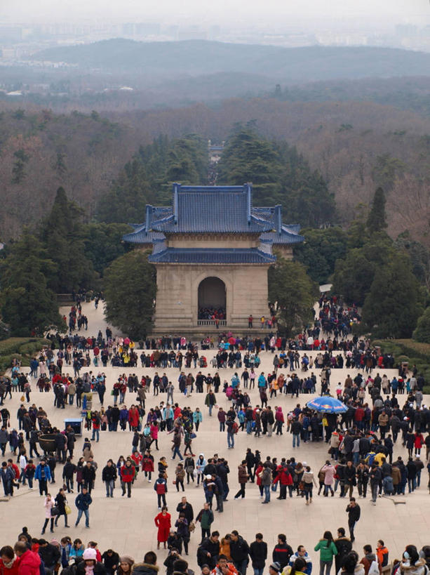 竖图,室外,白天,旅游,山,山脉,楼梯,建筑,南京,行人,游客,游人,拱门,许多人,路人,旅客,树,天空,一群人,摄影,纪念,留念,怀念,过客,彩图