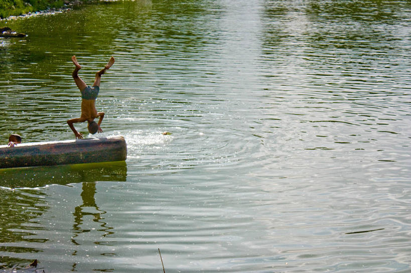 儿童,头,一个人,两个人,横图,室外,白天,度假,纯洁,俄罗斯,仅一个男性,仅一个人,倒立,短裤,反射,池塘,顶部,裸露,小孩,自然,仅一个小孩,可爱,平衡,童年,童趣,摄影,部分,裸,童真,烂漫,无邪,天真,男孩,男人,男性,孩子,头部,彩图,哈巴罗夫斯克,男生