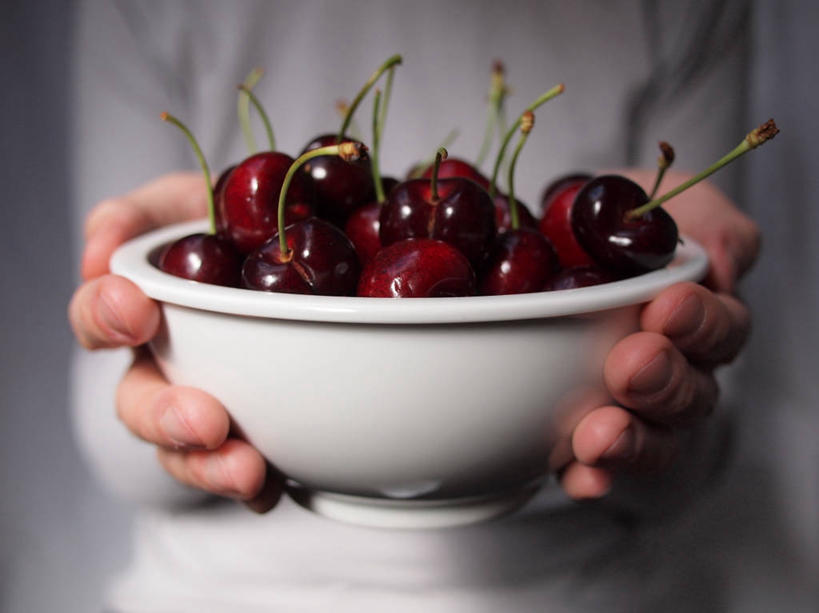 手,一个人,横图,室内,特写,樱桃,英国,茎,拿着,饮食,摄影,部分,清新,出示,健康食物,捧着,彩图