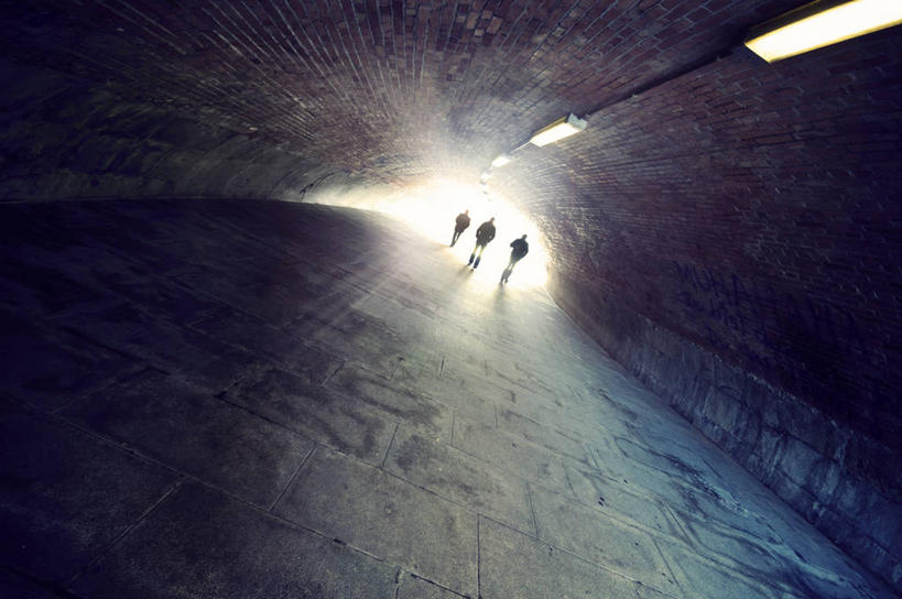 三个人,横图,室内,白天,旅途,神秘,德国,隧道,首都,柏林,摄影,照明设备,逆光,步行,彩图,苦尽甘来