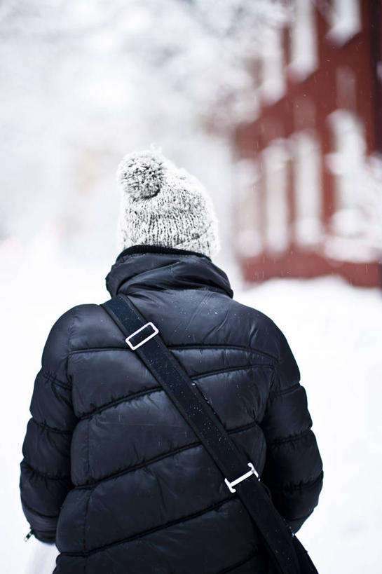 脸,头,脸颊,一个人,站,竖图,室外,白天,雪,帽子,冬天,肩膀,背面,寒冷,摄影,保护,编织帽,茄克,头部,脸部,脸蛋,面部,彩图