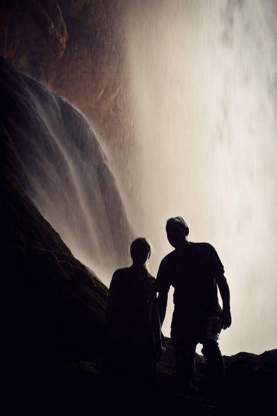 成年人,中年人,两个人,竖图,室外,白天,探险,神秘,瀑布,西班牙,欧洲,摄影,洞穴,南欧,剪影,西班牙王国,阿拉贡,阿拉贡自治区,萨拉戈萨,萨拉戈萨省,中年男性,中年女性,彩图