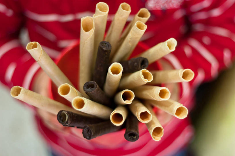 一个人,横图,俯视,室内,特写,白天,西班牙,食品,糖果,拿着,饮食,甜食,诱惑,摄影,华夫饼,彩图,高角度拍摄