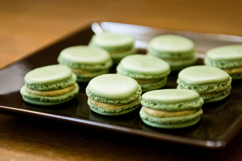 无人,横图,室内,特写,重复,桌子,美国,一排,整齐,木制,曲奇,餐盘,饮食,排列,绿色,甜食,奶油,摄影,队列,清新,彩图,蛋白杏仁饼