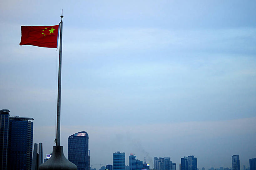 无人,横图,室外,白天,城市,建筑,国旗,上海,杆,天空,外滩,星形,摄影,中国文化,身份,浦西,中国国旗,爱国主义,彩图