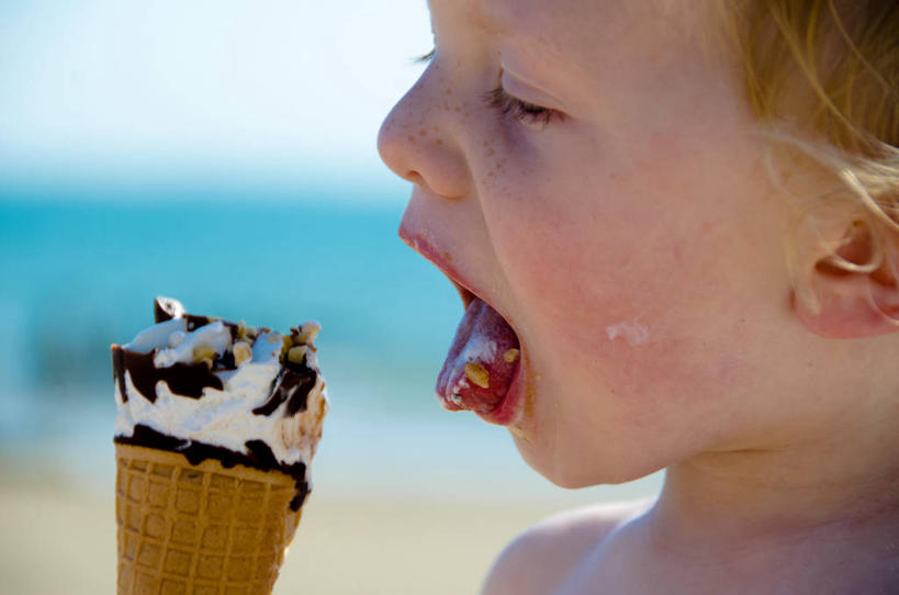 西方人,儿童,脸,头,脸颊,头发,一个人,横图,室外,特写,白天,纯洁,海洋,英国,欧洲,欧洲人,仅一个女性,仅一个人,拿着,饮食,肩膀,小孩,张嘴,仅一个小孩,金色,冰淇淋,寒冷,可爱,童年,童趣,舔,摄影,张大嘴巴,童真,烂漫,无邪,巧克力冰淇淋,天真,女孩,女人,女性,白种人,孩子,头部,脸部,脸蛋,面部,张开嘴,彩图,女生,冰淇淋蛋卷