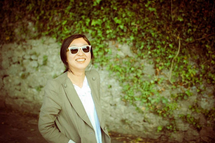 成年人,脸,头,脸颊,一个人,笑,微笑,露齿笑,横图,室外,特写,白天,正面,快乐,幸福,美景,路,英国,仅一个年轻女性,仅一个女性,仅一个人,景观,休闲装,肩膀,自然,太阳镜,景色,摄影,自然风光,肖像,手插袋,年轻女性,女人,女性,年轻人,头部,脸部,脸蛋,面部,插兜,手插兜,彩图,手抄兜,朝鲜族