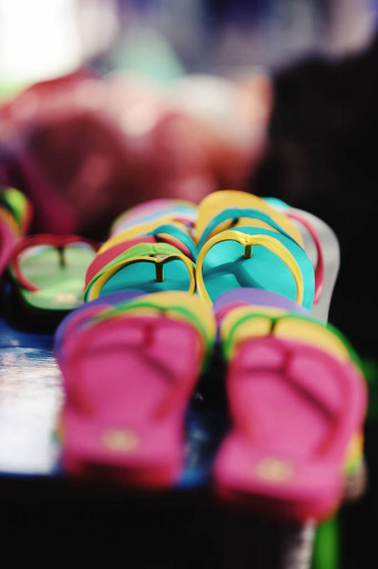 无人,商店,竖图,室内,特写,白天,凉鞋,曼谷,泰国,一排,整齐,市场,首都,一对,排列,零售,摄影,多样,队列,选择,贩卖,彩图