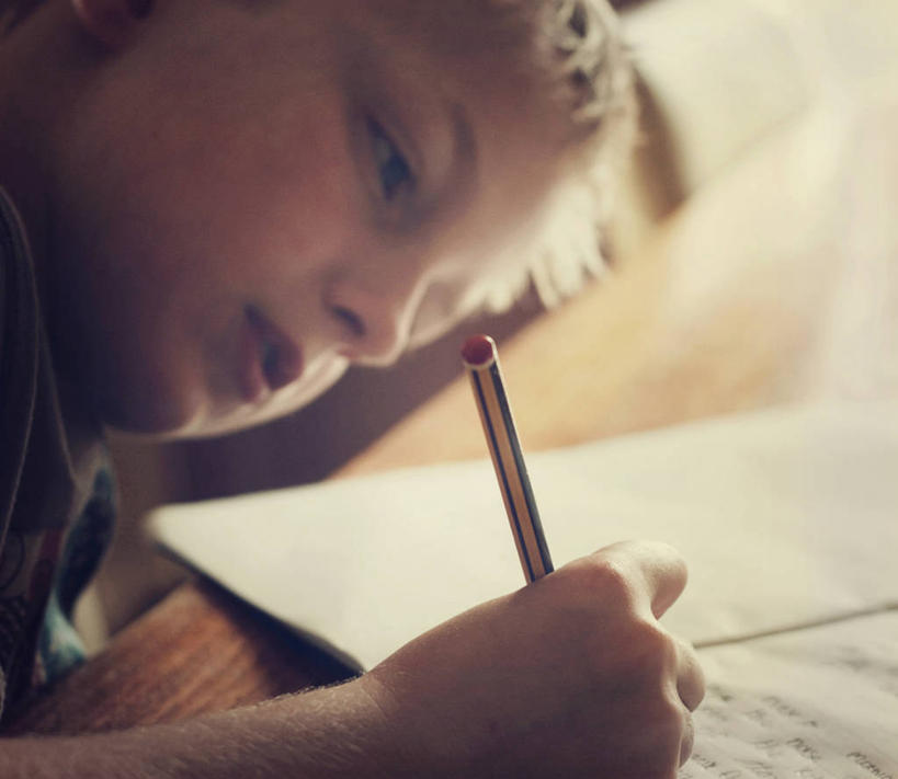 儿童,脸,头,脸颊,头发,一个人,横图,室内,特写,侧面,纯洁,桌子,英国,仅一个男性,仅一个人,写,教育,拿着,注视,休闲装,练习本,肩膀,小孩,铅笔,观察,看,仅一个小孩,家庭作业,金色,可爱,童年,童趣,摄影,观看,照亮,察看,专心,知识,关注,童真,烂漫,无邪,天真,男孩,男人,男性,孩子,头部,脸部,脸蛋,面部,书,彩图,男生