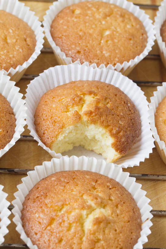 点心,无人,竖图,俯视,室内,特写,重复,桌子,西班牙,一排,咬,整齐,木制,食品,甜点,甜品,饮食,食物,糕点,排列,甜食,摄影,咬着,队列,清新,蛋糕托杯,纸托蛋糕,彩图,高角度拍摄