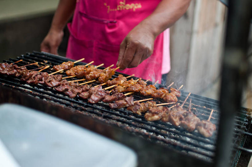 一个人,站,横图,室外,白天,正面,烧烤,商务,曼谷,泰国,准备,围裙,首都,拿着,饮食,烟,零售,摄影,健康食物,烤肉架,烹调,彩图,沙嗲