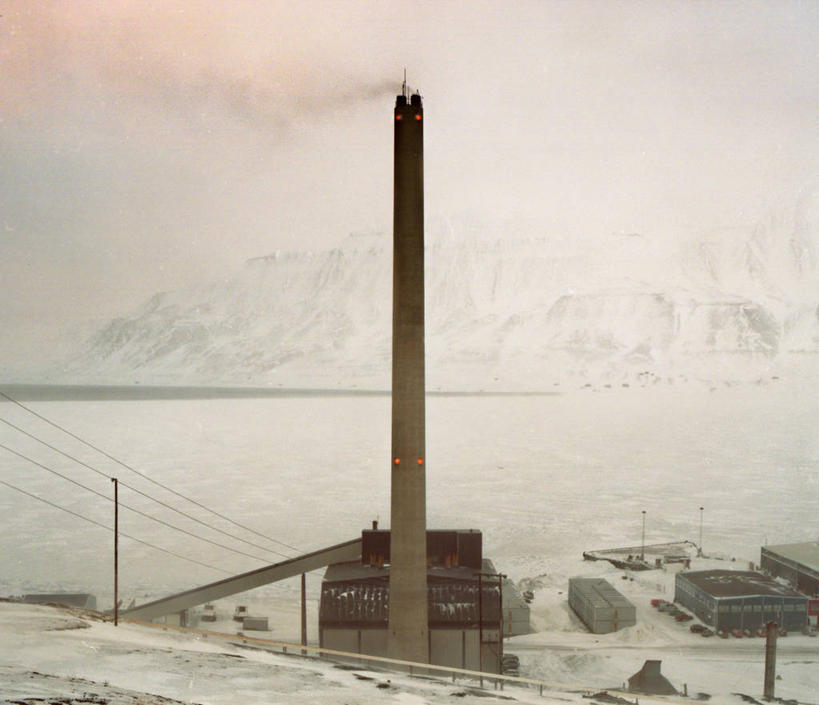 无人,横图,室外,白天,烟囱,山,雪,雪山,挪威,冬天,烟,发电站,寒冷,摄影,能源,污染,空气污染,彩图