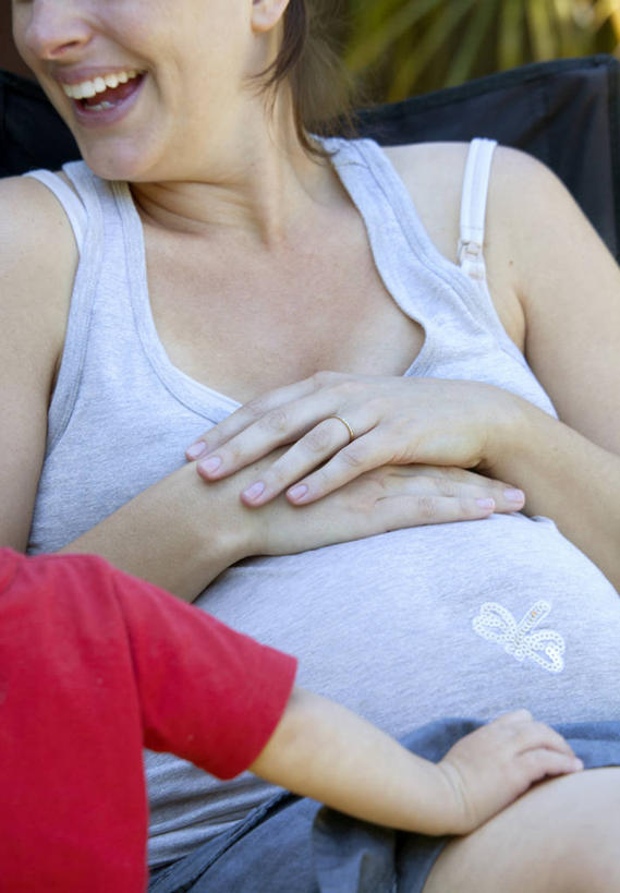 西方人,儿童,成年人,中年人,手,两个人,家庭,母亲,儿子,笑,摸,竖图,室外,特写,白天,快乐,幸福,欧洲,澳大利亚,欧洲人,抚摸,连接,庭院,休闲装,靠,靠着,温暖,温馨,一家人,怀孕,童年,摄影,繁衍,和睦,人体器官,器官,繁殖,男孩,男性,中年女性,白种人,触摸,接触,彩图,欢乐,生殖器,融洽