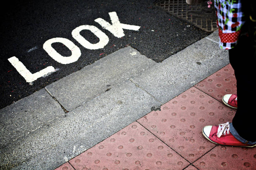 成年人,腿,一个人,站,横图,俯视,室外,白天,通讯,路,英国,仅一个女性,文字,小路,首都,休闲装,单词,摄影,指导,英文字母,帆布鞋,部分,交通标志,沥青,四肢,大写字母,彩图,高角度拍摄