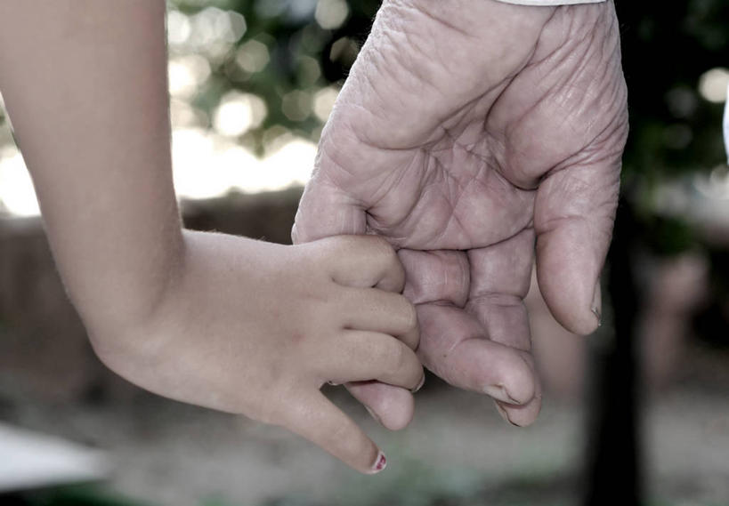 儿童,成年人,老年人,手,两个人,祖父,横图,室外,白天,意大利,连接,童年,摄影,部分,关爱,老年男性,男孩,男人,男性,孙子,手牵手,彩图