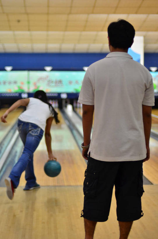 成年人,两个人,站,竖图,室内,广州,弯腰,休闲装,背面,球体,活力,乐趣,摄影,享乐,广东省,男人,女人,扔,彩图