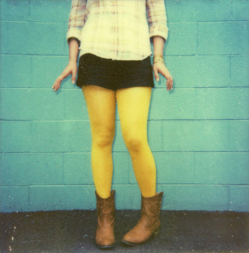 成年人,一个人,站,竖图,室内,时尚,加拿大,仅一个女性,短裤,瓷砖,休闲装,靴子,黄色,摄影,裤袜,卡尔加里,亚伯达,彩图