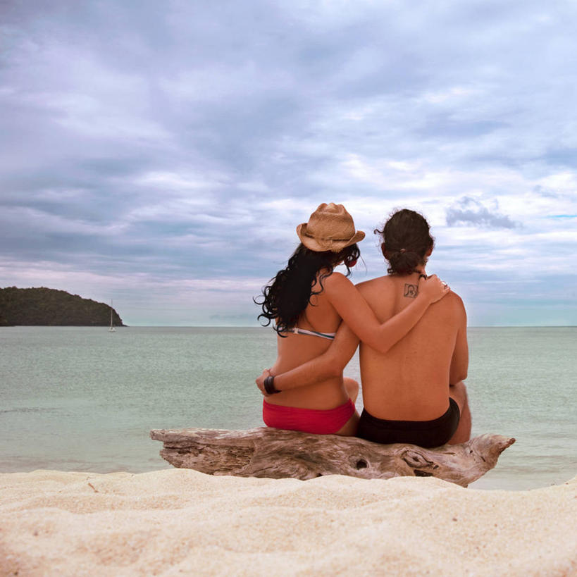 成年人,中年人,两个人,坐,方图,室外,白天,比基尼,度假,海洋,帽子,马来西亚,连接,木制,沙子,岛,云,裸露,纹身,背面,天空,搭,摄影,搭着,裸,浮罗交怡岛,中年男性,中年女性,长发,海滩,彩图,爱