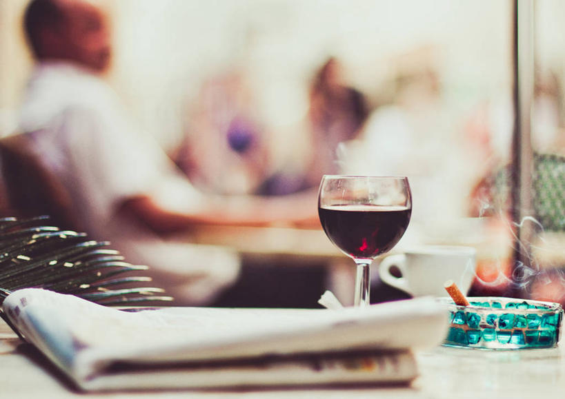 横图,室内,白天,报纸,香烟,法国,饮料,烟,红葡萄酒,摄影,烟灰缸,葡萄酒杯,清新,彩图