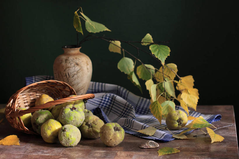 无人,横图,室内,桌子,静物,花瓶,叶子,乌克兰,黑色背景,篮子,饮食,自然,毛巾,摄影,清新,健康食物,温柏,彩图