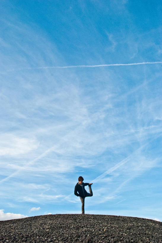 西方人,成年人,一个人,竖图,室外,白天,正面,山,英国,欧洲,欧洲人,仅一个男性,仅一个人,伸展,云,休闲装,仅一个年轻男性,天空,平衡,摄影,艾塞克斯大学,斯坦福,男人,男性,年轻男性,白种人,年轻人,彩图