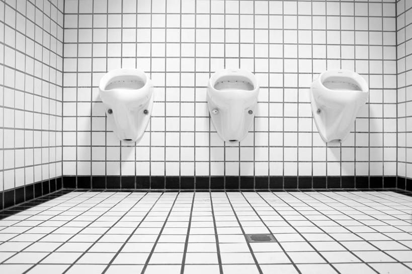 无人,横图,黑白,室内,德国,一排,整齐,排列,三个,白色,摄影,砖地,宁静,卫生,队列,公共厕所,卡尔斯鲁厄,尿壶