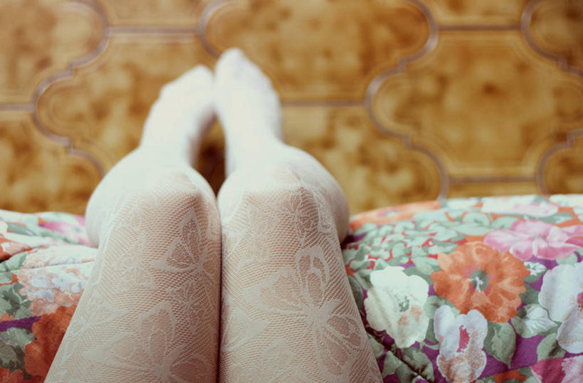 成年人,腿,一个人,横图,室内,特写,意大利,仅一个女性,花纹,毯子,赤脚,放松,摄影,部分,裤袜,萨勒诺,四肢,设计,彩图