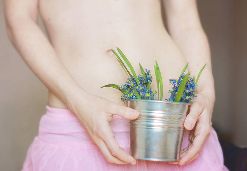 一个人,站,横图,室内,白天,裙子,花瓶,俄罗斯,拿着,摄影,生长,脆弱,关爱,女性,彩图