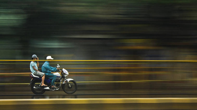 成年人,两个人,横图,室外,白天,侧面,运动模糊,街道,摩托车,孟加拉国,印度,亚洲,休闲装,鸭舌帽,运输,摄影,迅速,南亚,孟加拉人民共和国,彩图