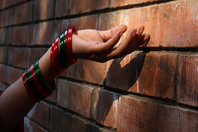 成年人,手,一个人,横图,室外,白天,日光,孟加拉国,亚洲,仅一个女性,阴影,围墙,首都,砖墙,红色,绿色,摄影,部分,南亚,孟加拉人民共和国,达卡,彩图,传统文化