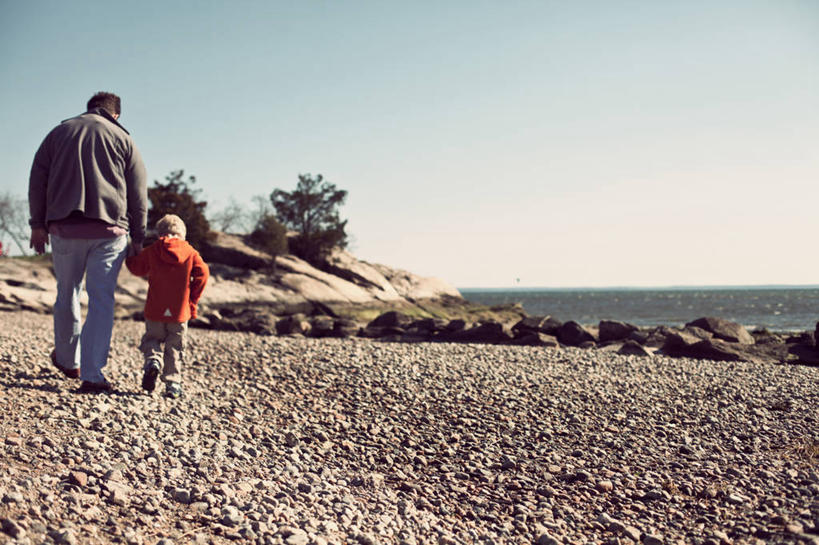 两个人,家庭,父亲,儿子,横图,室外,白天,度假,美国,休闲装,树,背面,红色,灰色,温暖,温馨,一家人,童年,摄影,和睦,茄克,男性,海滩,岩石,步行,手牵手,彩图,融洽