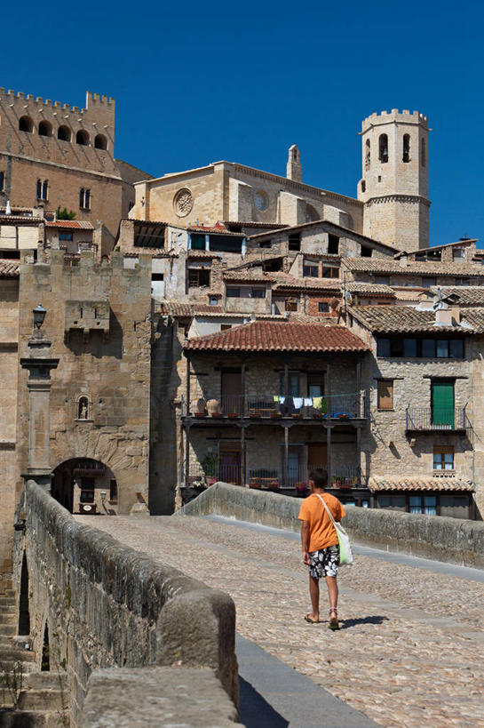 儿童,一个人,竖图,室外,白天,纯洁,建筑,西班牙,仅一个男性,仅一个人,包,城堡,城镇,休闲装,历史,小孩,背面,仅一个小孩,可爱,童年,童趣,摄影,童真,烂漫,无邪,万里无云,特鲁埃尔省,天真,男孩,男人,男性,孩子,步行,彩图,男生