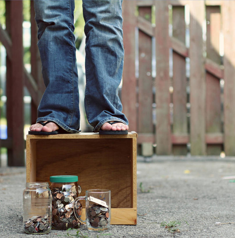 成年人,腿,一个人,竖图,室外,白天,加拿大,仅一个女性,丰富,木制,牛仔裤,休闲装,平衡,摄影,部分,广口瓶,收集,板条箱,四肢,加拿大货币,硬币,女人,彩图